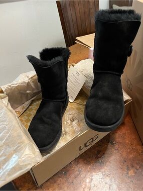 Authentic UGG Black Bailey button short sheepskin boots size 7. Great condition